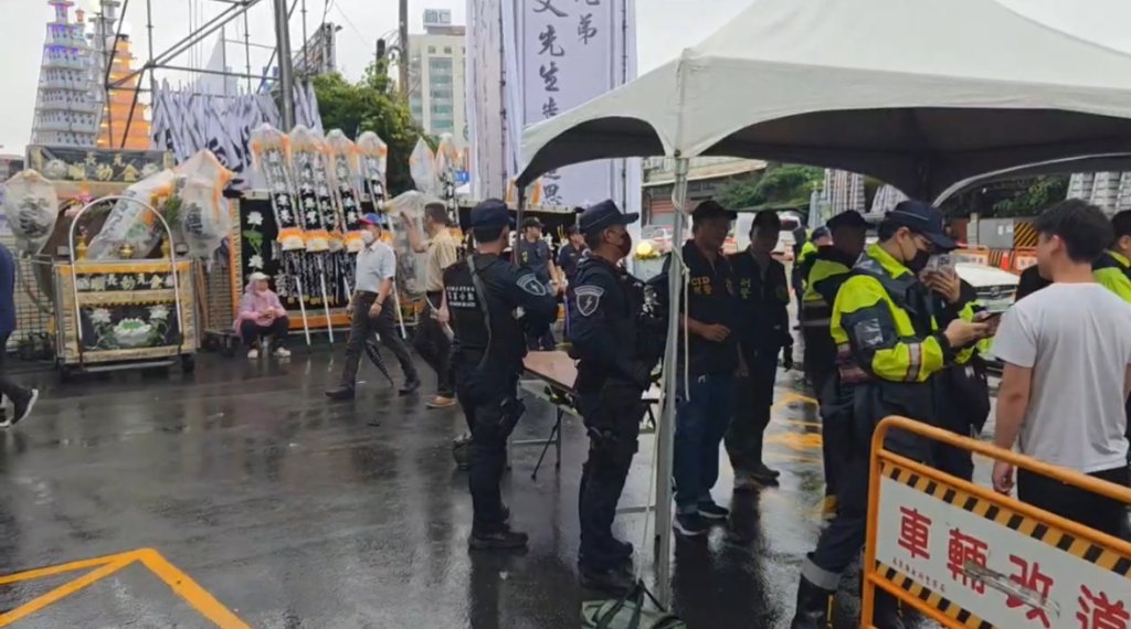 屏東地方知名人物沈宏文辭世-告別式排場大!-警荷槍實彈逮3通緝犯