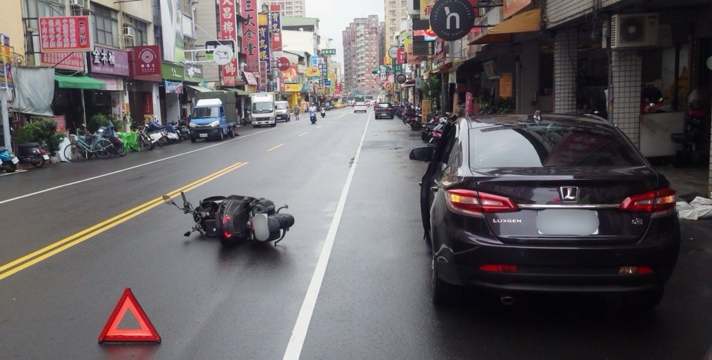 突開車門險害命!-74歲老翁臨停突開門-57歲騎士撞門摔飛掛彩送醫