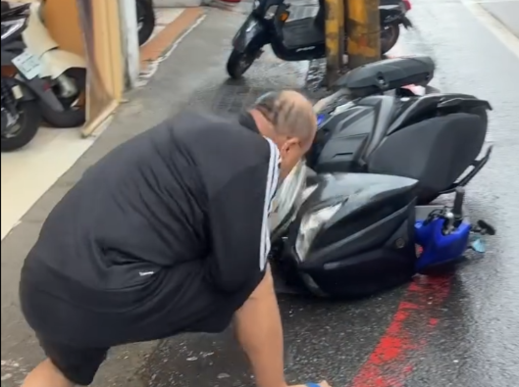 影／光頭男丟檳榔被叭暴怒！拿騎士shoei安全帽砸車　網友起底黑歷史：曾大鬧全聯