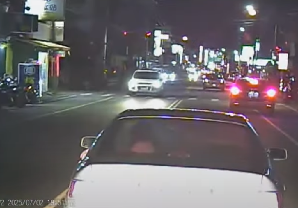 斗六自小客車不讓救護車還闖紅燈！-　網友怒嗆「白目」、「耳朵長包皮」