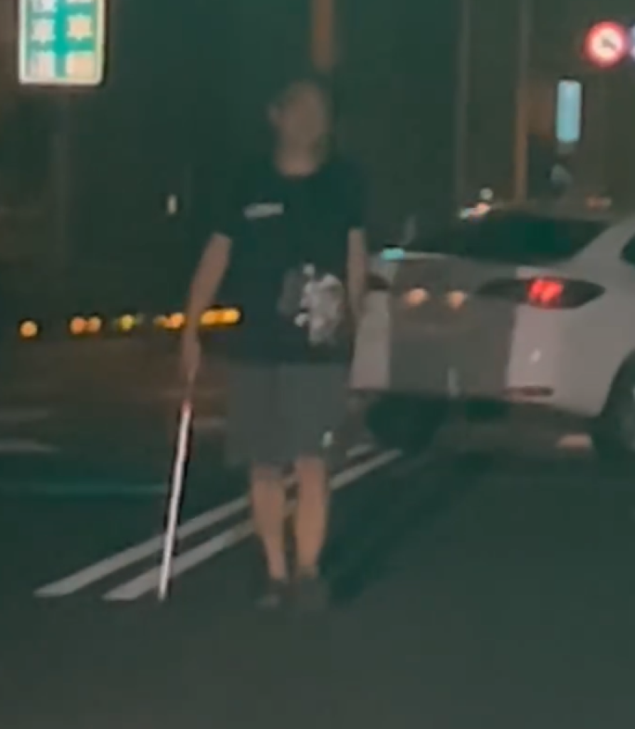 恐佈！ 　台中黑衣男逼車還持長刀揮舞嗆聲