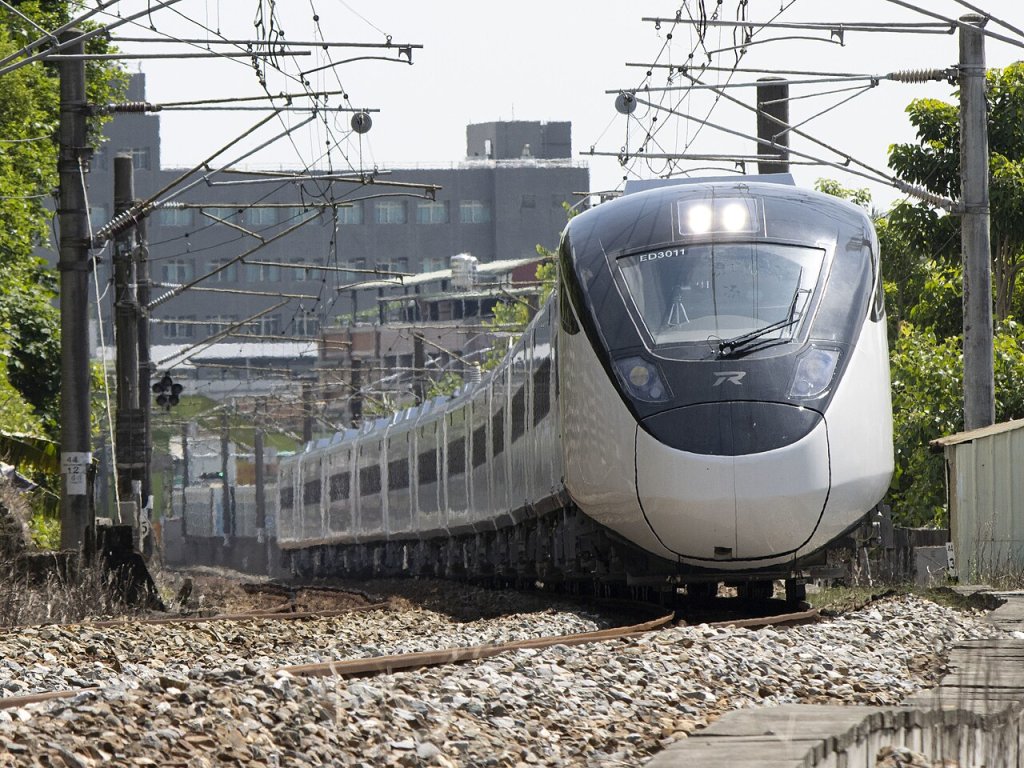 又傳鐵路事故！-　台鐵自強號列車與堆高機擦撞