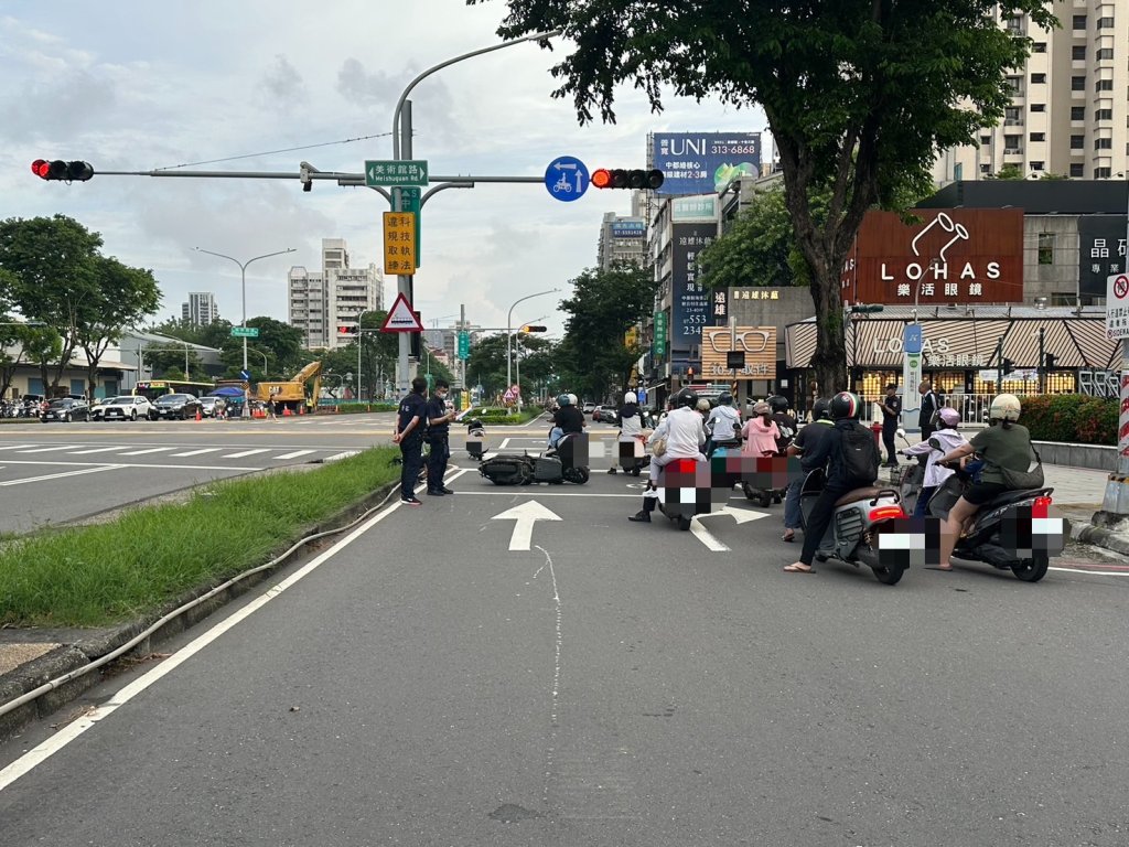 影/機車右轉沒注意-遭直行車擊落摔車-驚險慘撞畫面曝
