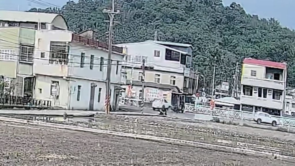 影／苗栗警匪追逐！嫌犯闖紅燈「撞飛騎士」棄車逃逸　過程全被監視器拍下