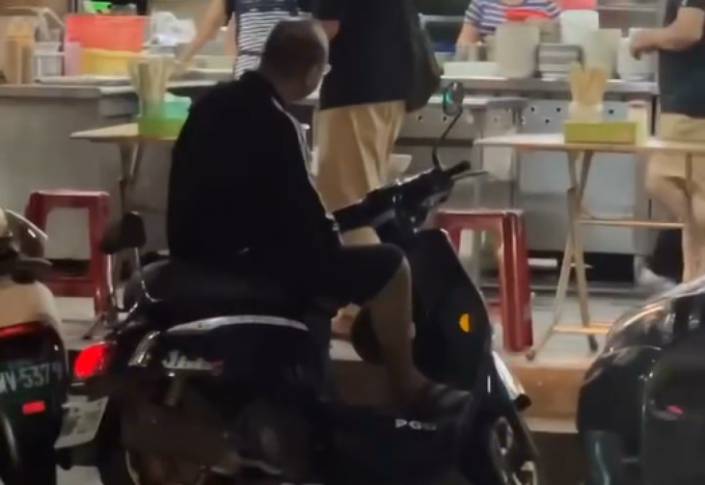 影／又是他！光頭男日前拿安全帽砸騎車「又在麵店大鬧按喇叭」　旁人受不了幹譙：吵三小