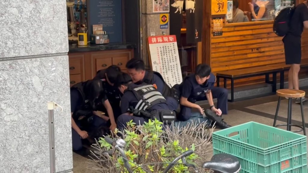 影／男嗆隱家拉麵店員！還跟客人吵架瘋狂罵警察　遭電擊壓制趴地