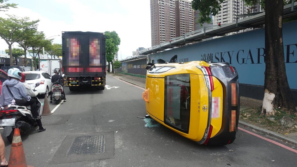 第一人稱視角曝光！桃園大貨車擦撞計程車害翻覆釀2傷