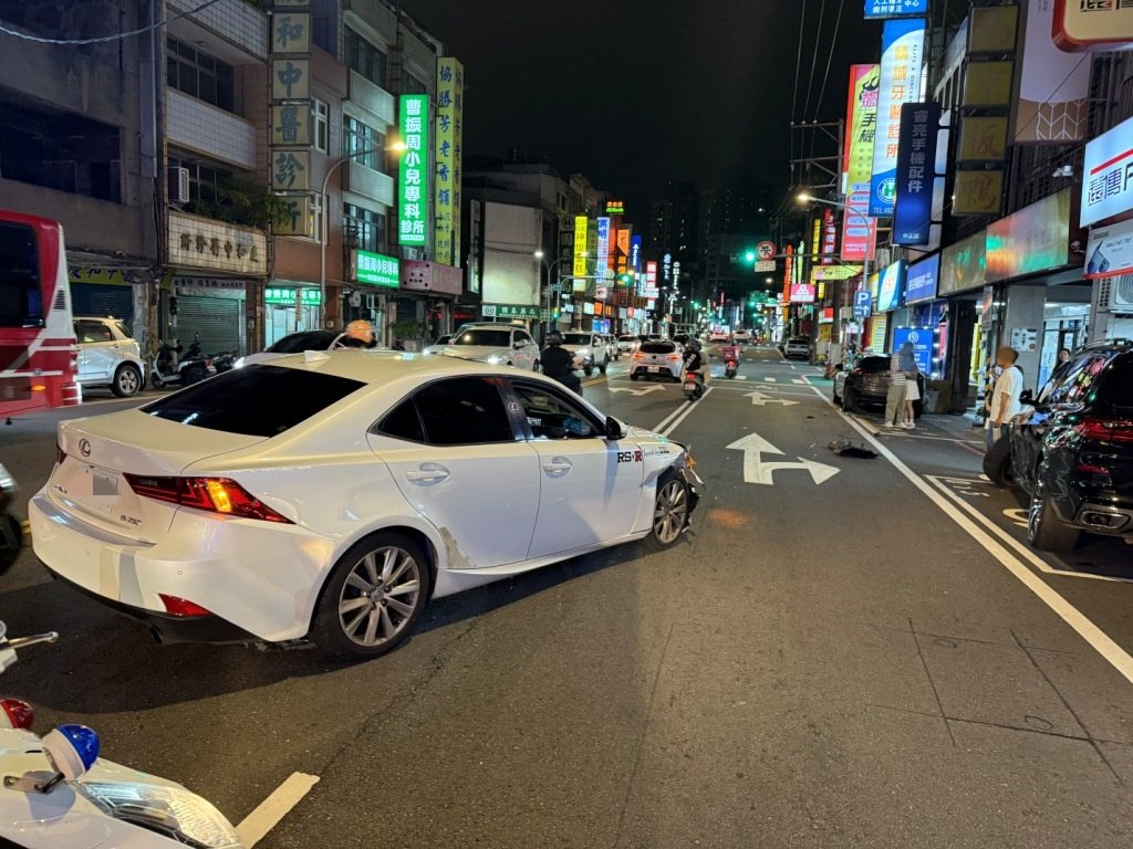 疑身體不適…桃園LEXUS多元計程車猛撞消防栓再撞毀2車