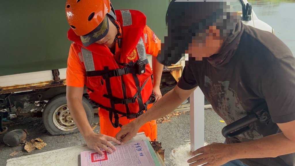 颱風天硬闖海邊觀浪！屏東男違規闖警戒區 恐遭罰五萬起