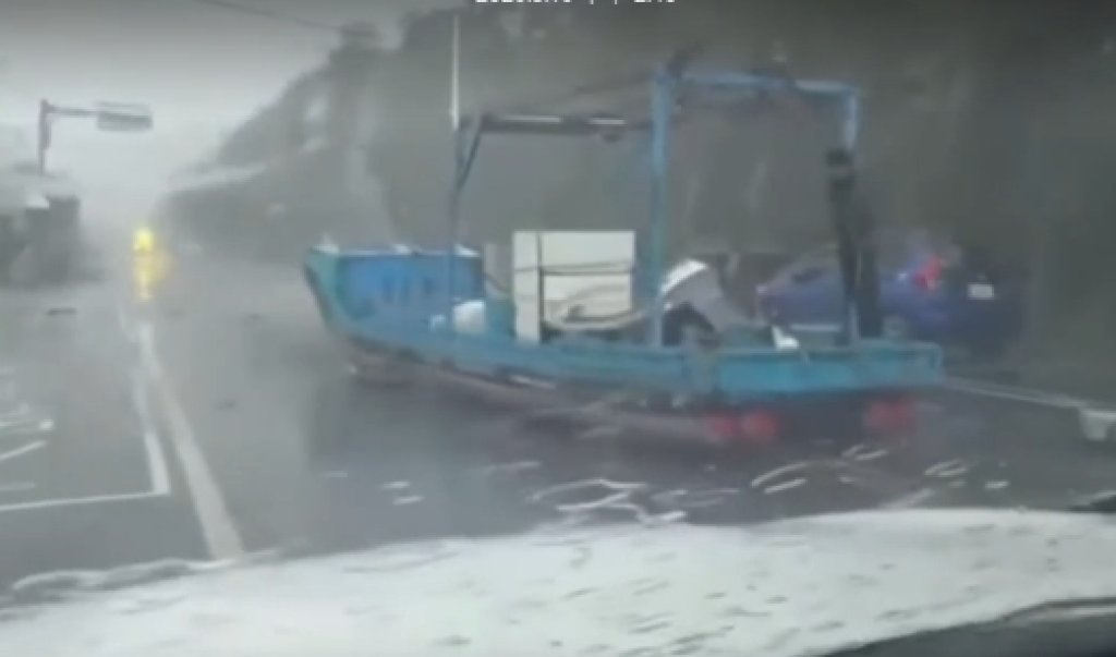 這船有加裝輪胎? 楊柳颱風狂風暴雨下 台東驚見漁船被吹上馬路卡正中央