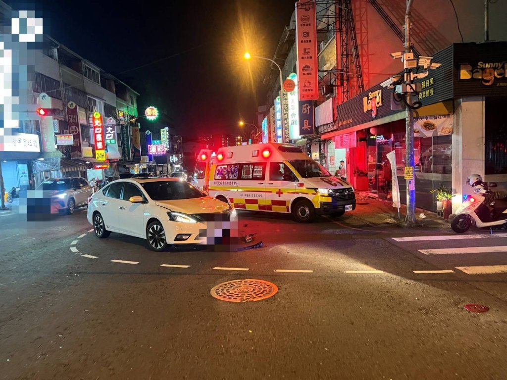 太平路口驚險擦撞！自小客車左轉碰上重機 騎士全身擦傷送醫