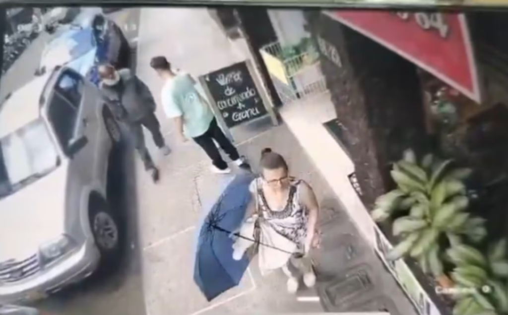 影／流浪漢要錢遭拒！竟持刀殺死19歲男　頸部噴血影片瘋傳