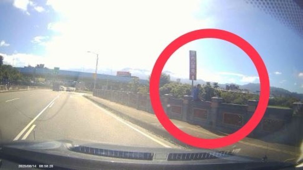 台中男子情緒低落坐橋墩上抽菸　警勸下安撫