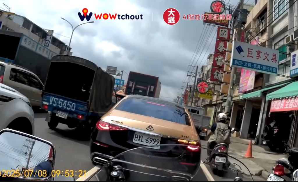 影／千萬邁巴赫豪車鑽車陣被檢舉開罰 網友笑：罰單比油錢還少的概念?