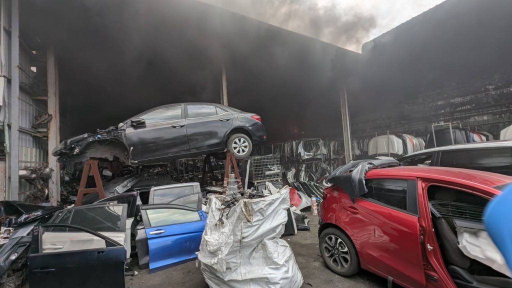 大里工廠火警濃煙竄天　消防17車39人急馳援