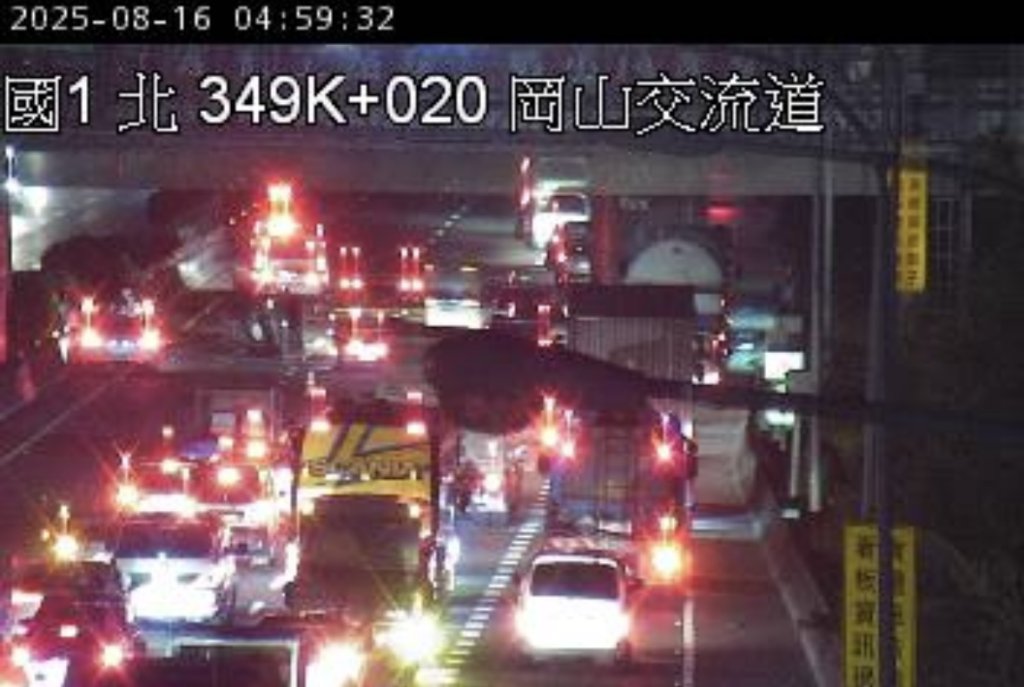 國道驚魂連環撞！小貨車「爆胎」釀5車事故
