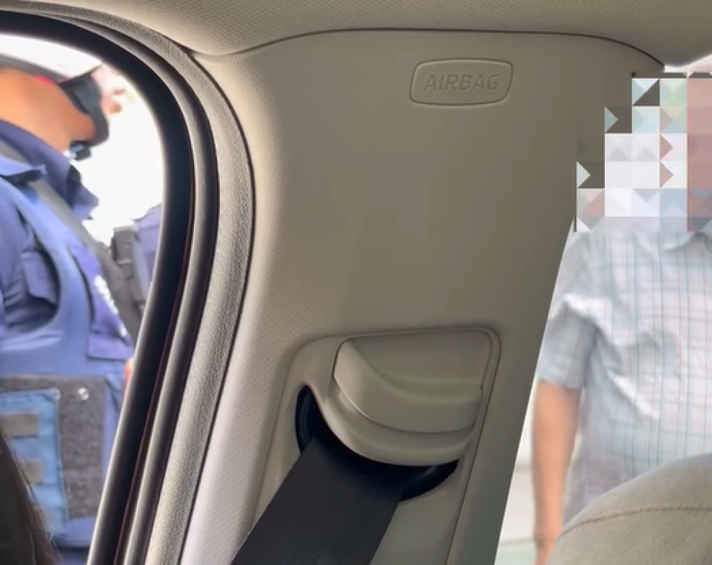 影／人肉佔車位「堅持先看到」！警一句「不是誰看到誰先有」　阿伯邏輯死亡秒沈默