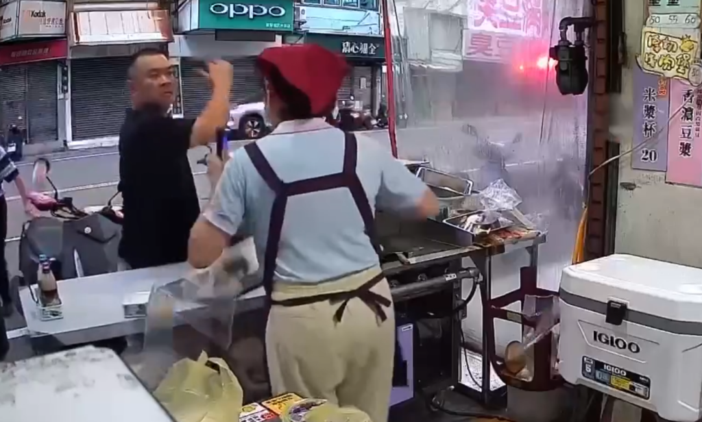 新竹早餐店不借廁所竟遭砸！　-警察剛帶走又回來嗆聲恐嚇