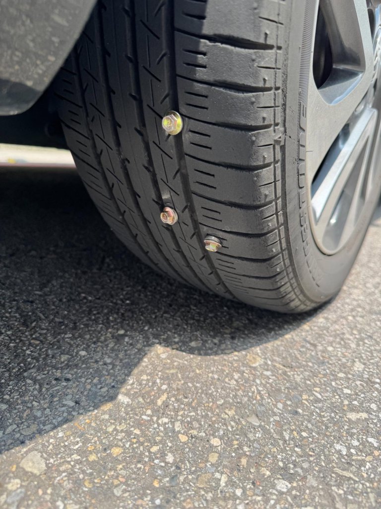 台中出現灑釘怪客？-　車胎刺破補胎發現另有其他車受害