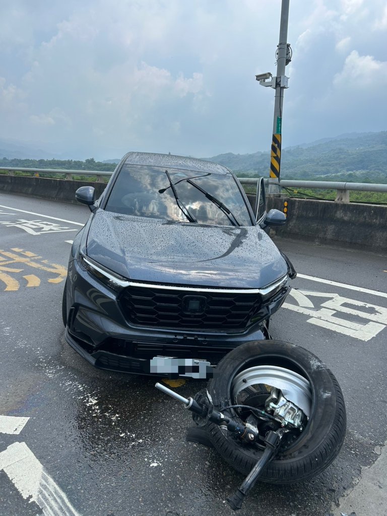 苗栗銅鑼休旅車自撞分隔島 駕駛父子輕傷 新車落地未滿月損失慘重
