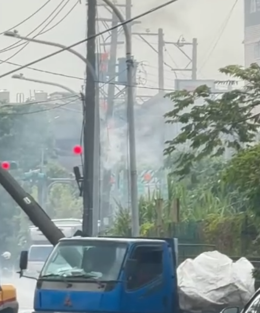 桃園大貨車吊臂未收闖禍！　扯倒電線桿冒煙起火