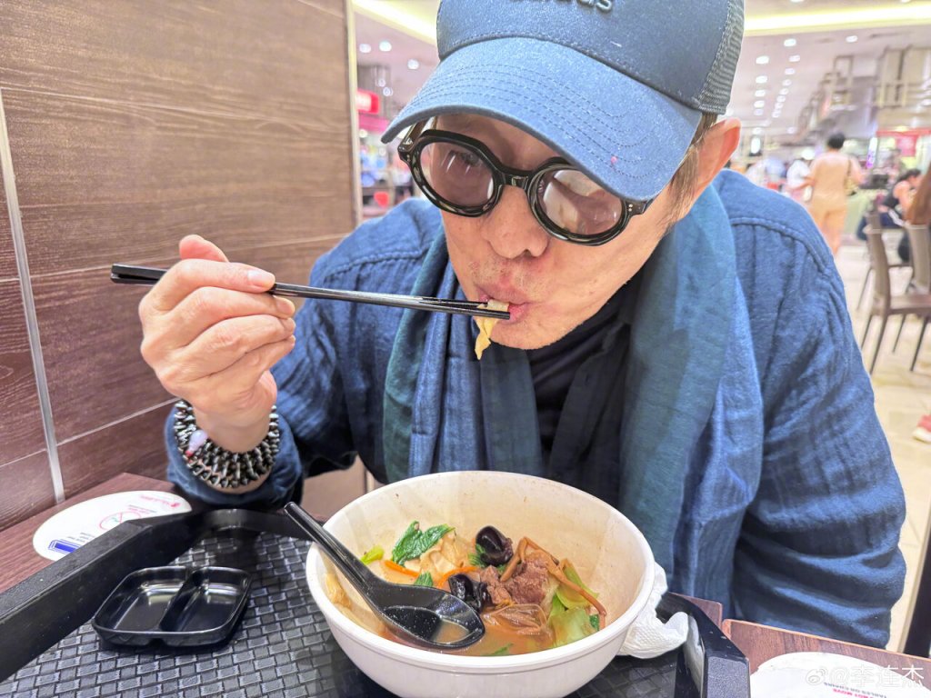 李連杰病床照嚇壞粉絲！出院狂嗑刀削麵　曬照報平安