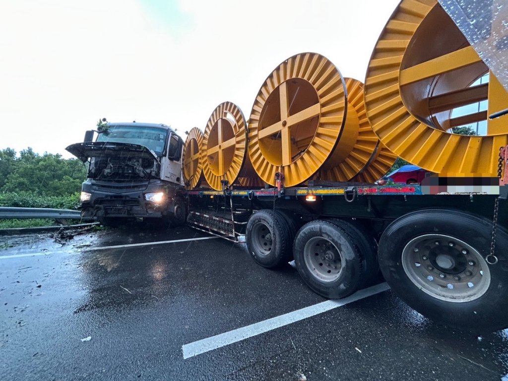 天雨路滑釀禍！ 　國道3號拖板車自撞護欄折甘蔗