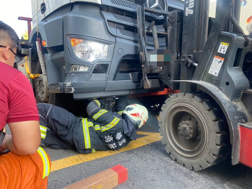 直擊桃園大園死亡車禍現場！拖板車疑起步未注意　7旬婦遭輾輪下身亡