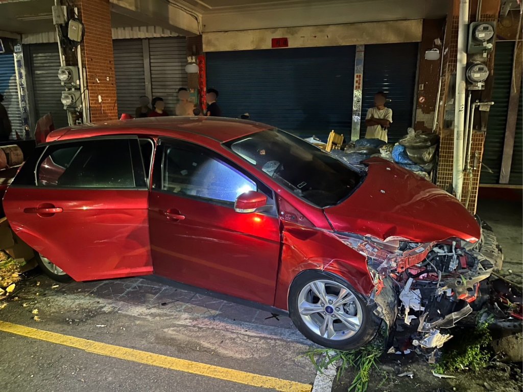 高雄醉女撞車！稱「不敢下車」跟警僵持半小時
