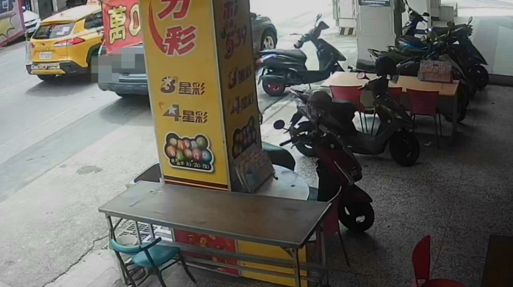 台中大連路小客車「碰倒機車就走」　監視器全程錄下！