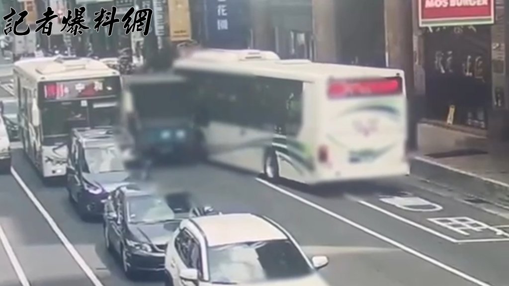 新莊小貨車擦撞路邊起步公車　波及對向同號次公車慘淪「夾心餅乾」