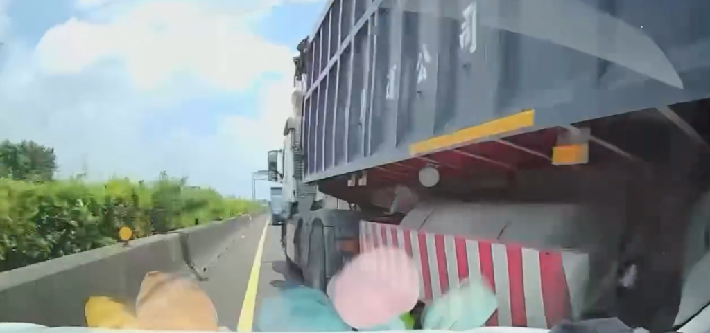 撿掉落打火機失控！　國道1號大貨車突切內側道撞自小客車