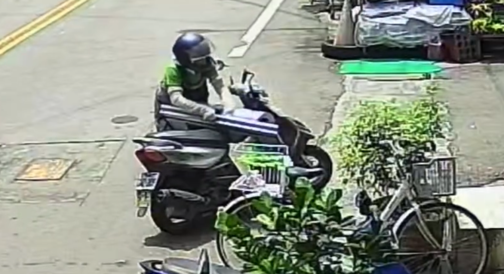 全都錄！東勢牙醫診所冷氣清洗零件曬乾　婦人全搬上機車載走