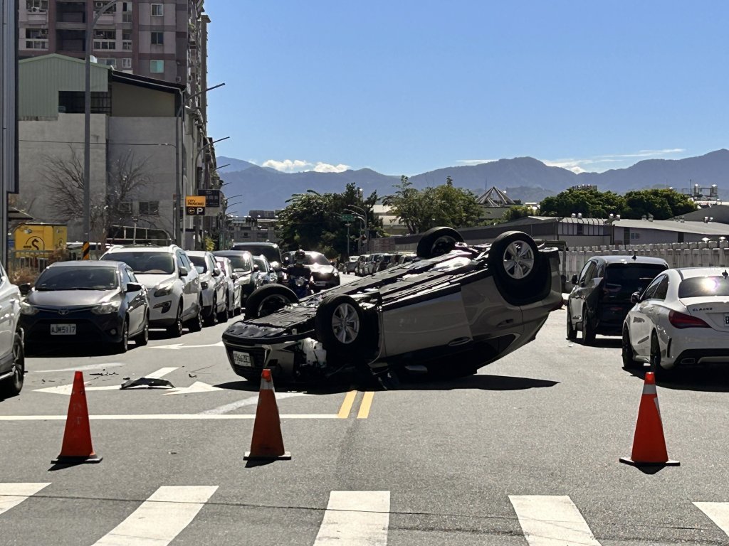 一個轉彎就翻車！女駕駛自撞違停車輛　車身180度翻覆