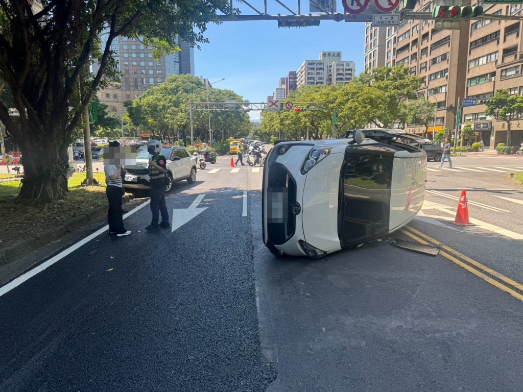 北市敦化南路交通事故 兩小客車疑未禮讓直行車出"撞"況