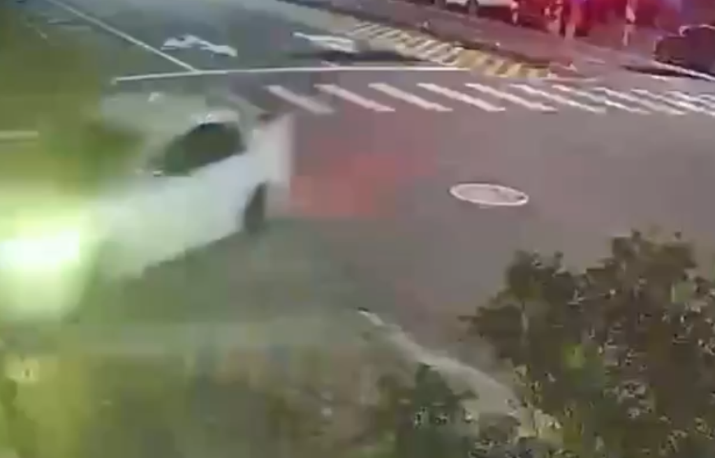 撞擊畫面曝光！ 　台東自小客車撞騎樓柱子兩人受傷