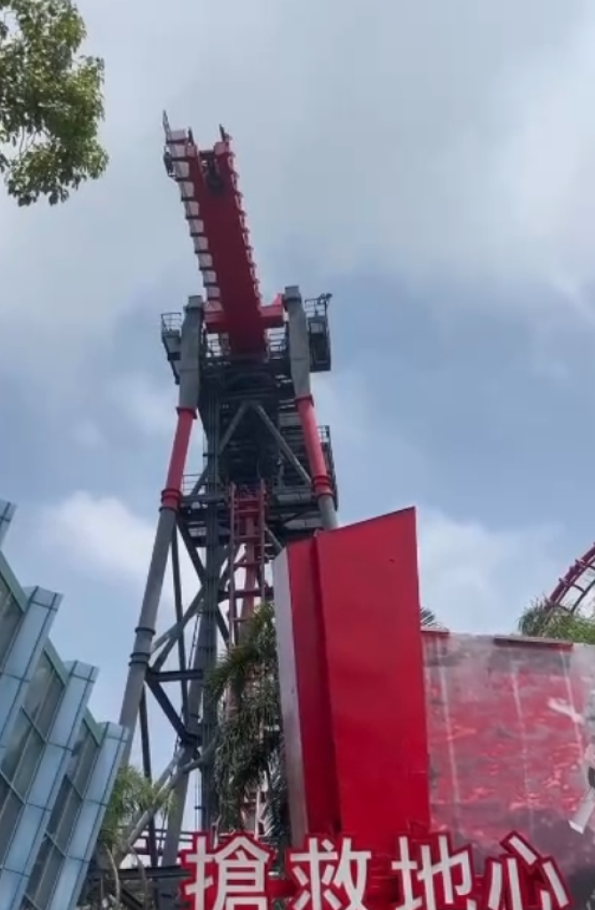 卡住了！台中麗寶樂園「搶救地心」20名遊客掛在半空中　園方：瞬間風速過大啟動安全機制