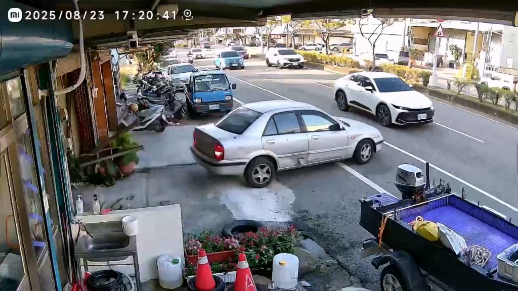影／高齡駕駛車禍！85歲阿伯倒車回家撞木板　換檔爆衝逆向撞車
