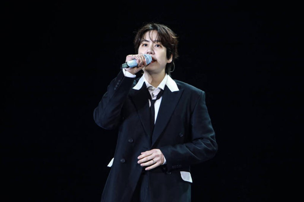 Super Junior巡演爆意外！圭賢舞台踩空重摔　帶傷演出