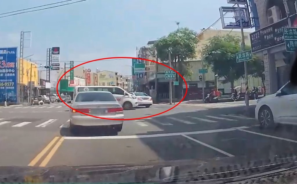 台南新營路口驚險！救護車闖燈與賓士相撞　女駕駛嚇哭