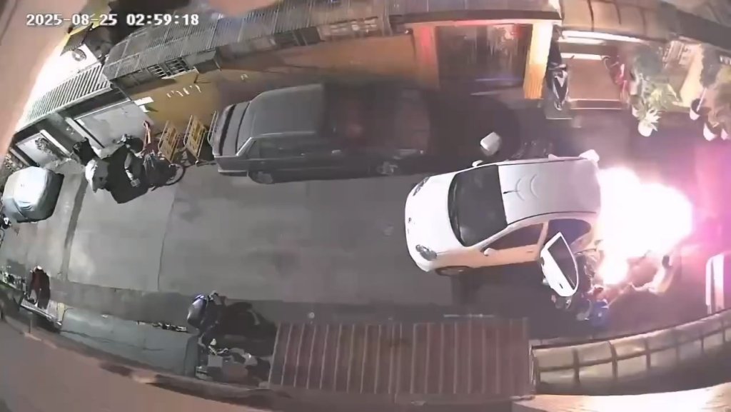 影／心情不好竟縱火！新店63歲男點火瞬間影片曝光　烈焰吞噬轎車延燒8人傷