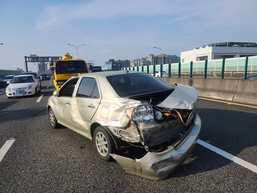 台74線北屯段貨車變換車道釀事故　小客車受損所幸無人傷亡