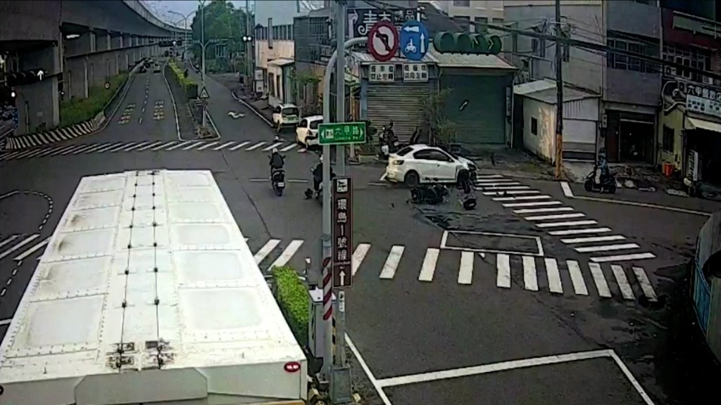 有片／悚！台南女駕駛違規「撞機車再撞柱」　騎士噴飛重摔「手臂變形」送醫