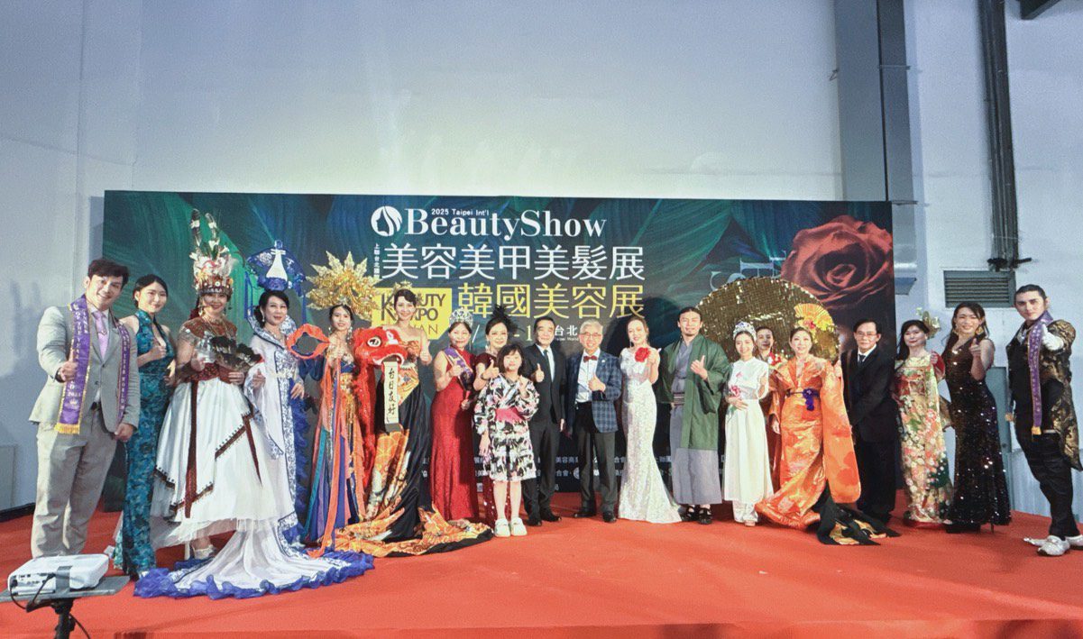 2025台北國際美容展-世界年度夫人先生走秀展現「攜手同行・世界和平」