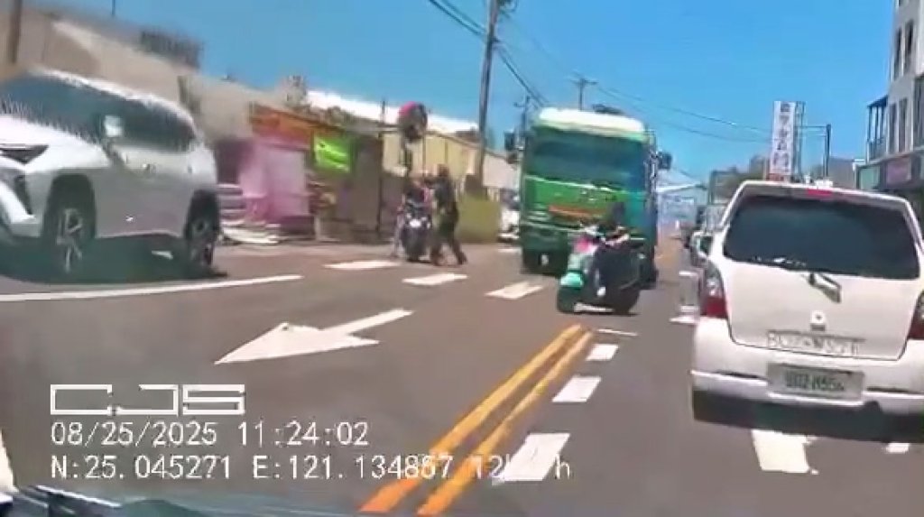 影／控遭大貨車逼車！按喇叭遭駕駛「持棍棒打頭跟手肘」　事發影片曝光