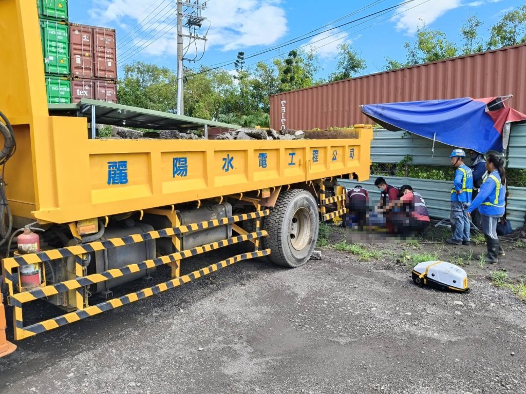 影／驚悚！高雄大車駕駛「下車沒拉手煞」　遭活活夾死