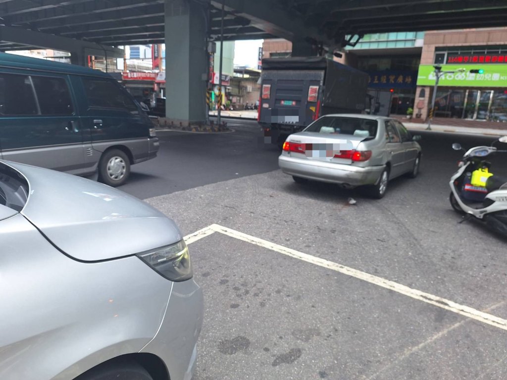 禮讓救護車路口急煞　中和女駕駛遭後方賓士追尾