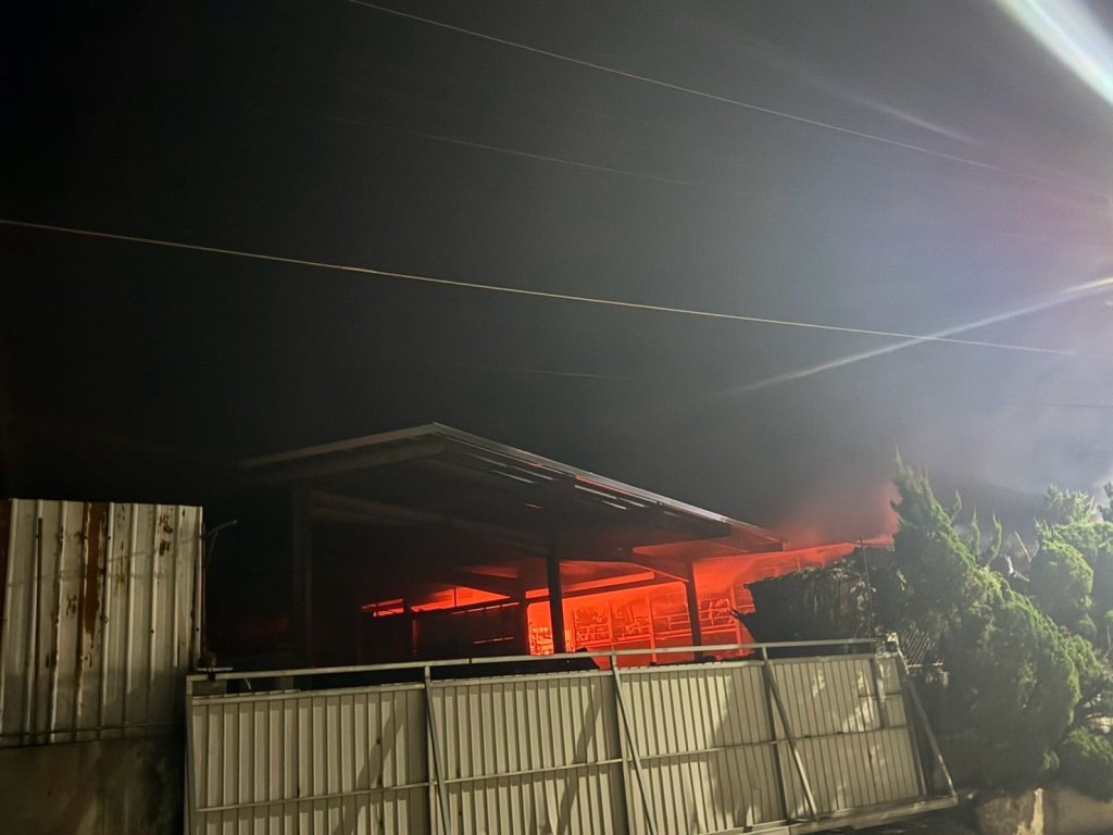 台東資源回收廠夜間火災！　1男子手腳燒燙傷