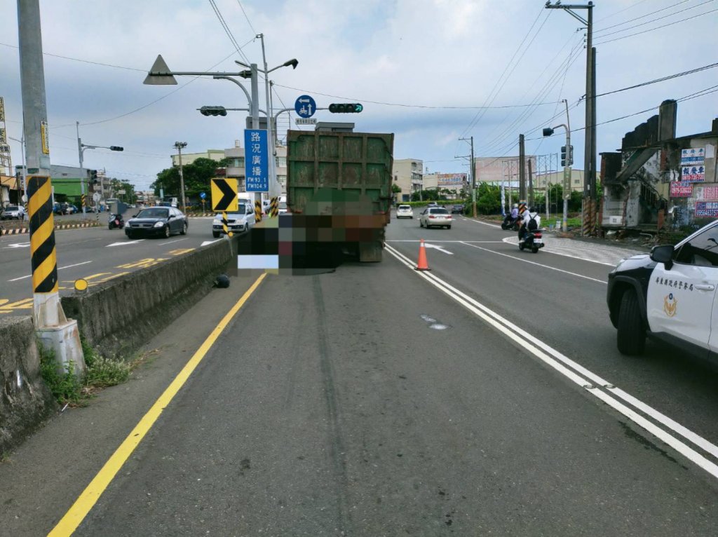 離奇! 詭撞前方停紅燈曳引車 男騎士當場送命