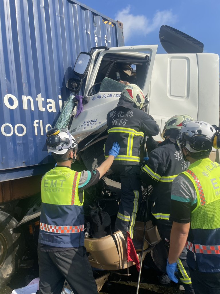 台61線大貨車追撞曳引車！　駕駛受困車內消防隊員救出送醫